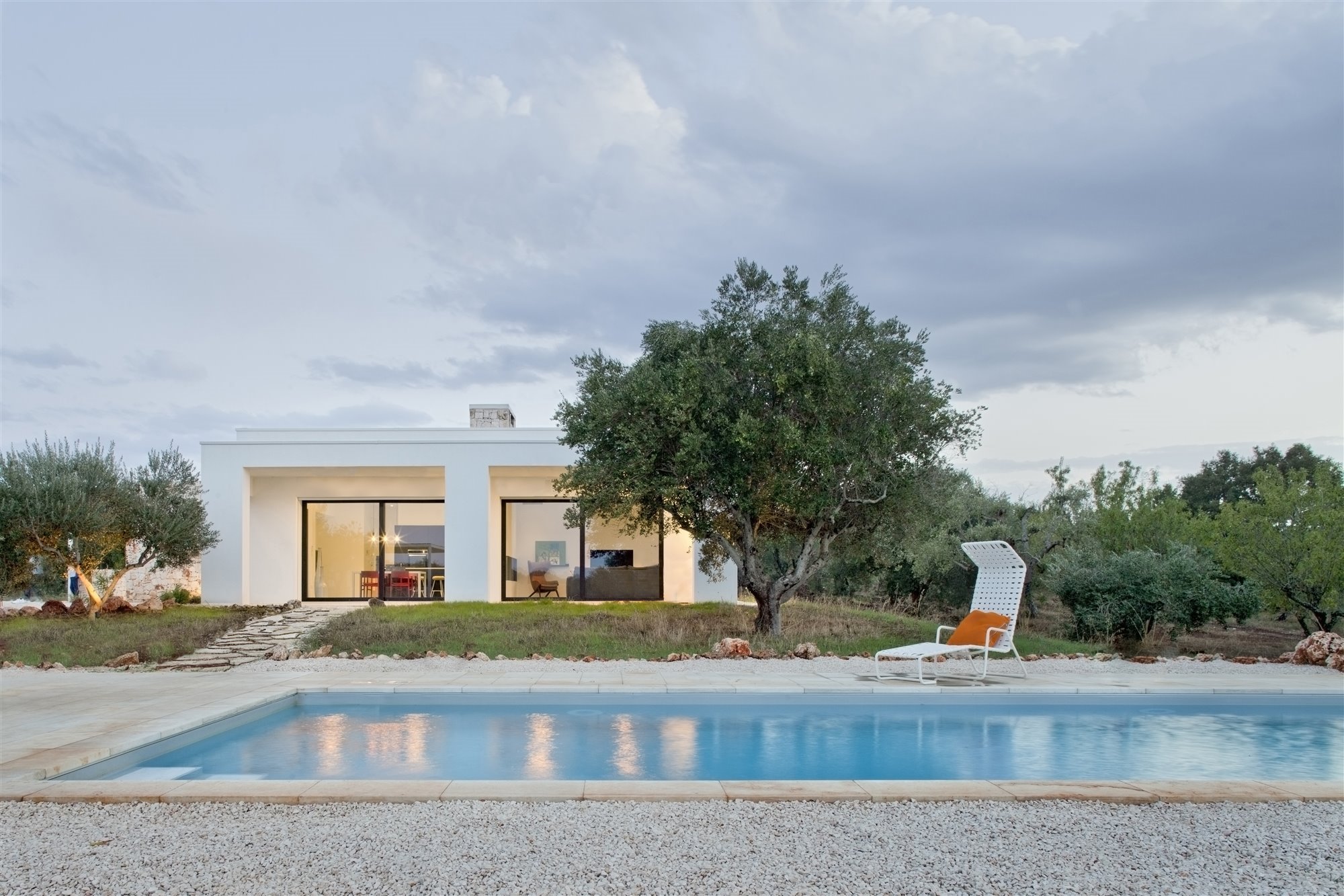 Casa en el olivar. Un camino de piedras