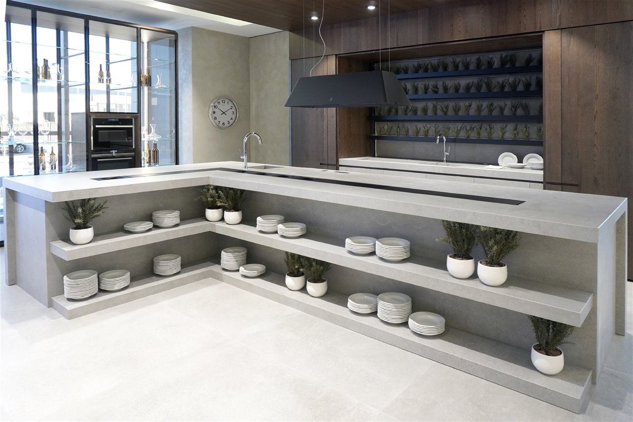 Las renovadas SmartKitchen presentan una gran encimera, de una sola pieza, que incorpora en su interior el fuego de las cocinas y electrifican, sin cables, pequeños electrodomésticos. 