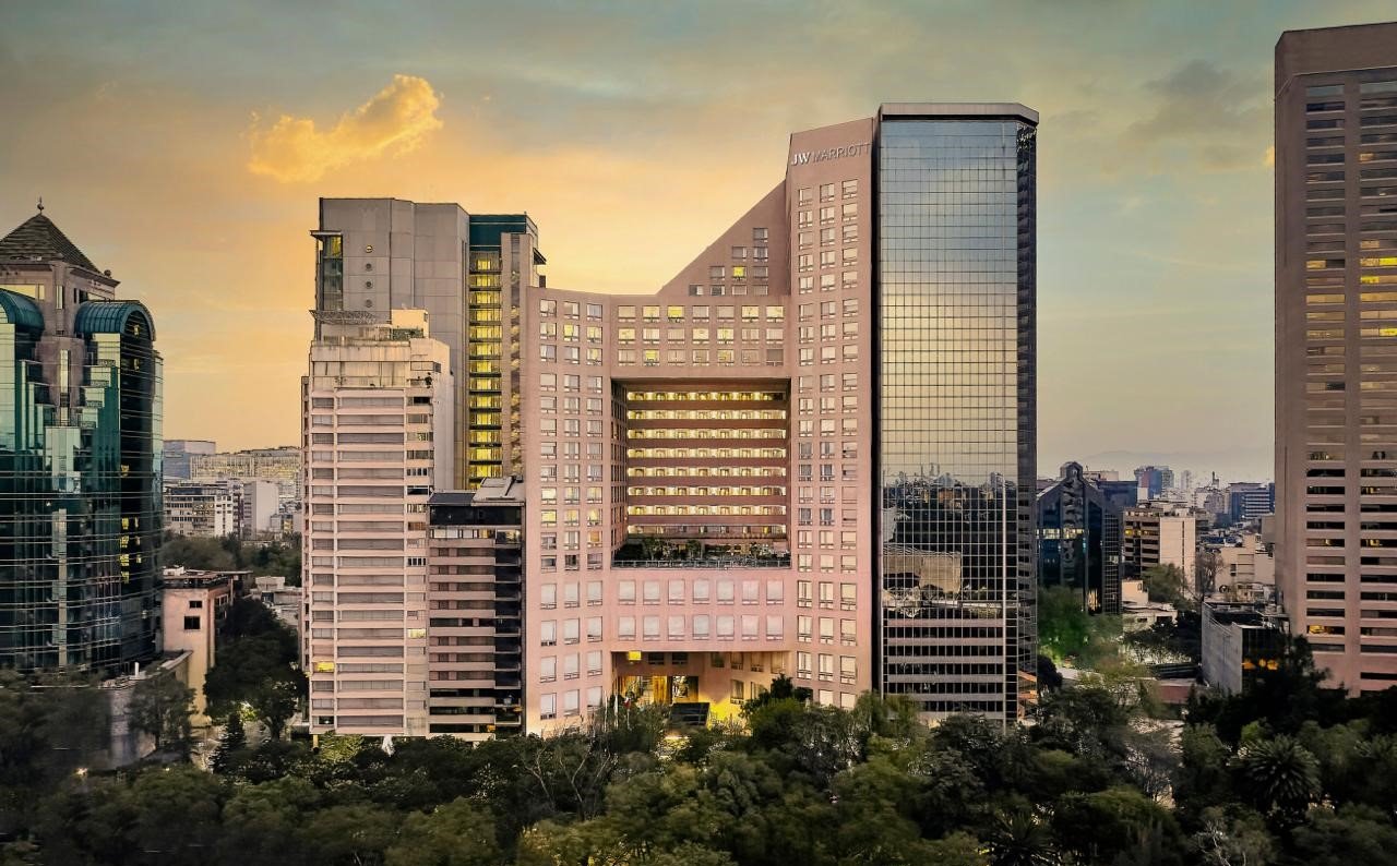 Ubicado en el corazón de Polanco, el hotel JW Marriott Mexico City cuenta con fácil acceso al Castillo de Chapultepec, el Auditorio Nacional, Teotihuacan y los Jardines Flotantes de Xochimilco.