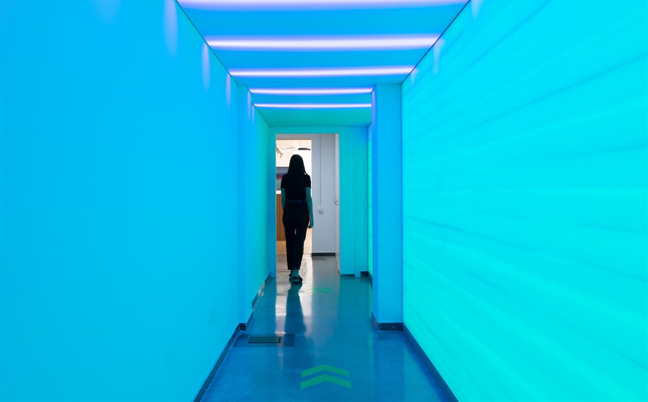 Al Lighting Lab de Faro Barcelona se accede por un túnel de luz en el que, mediante LED dinámicos, se crean efectos visuales que muestran la dimensión fisiológica y psicológica de la iluminación.