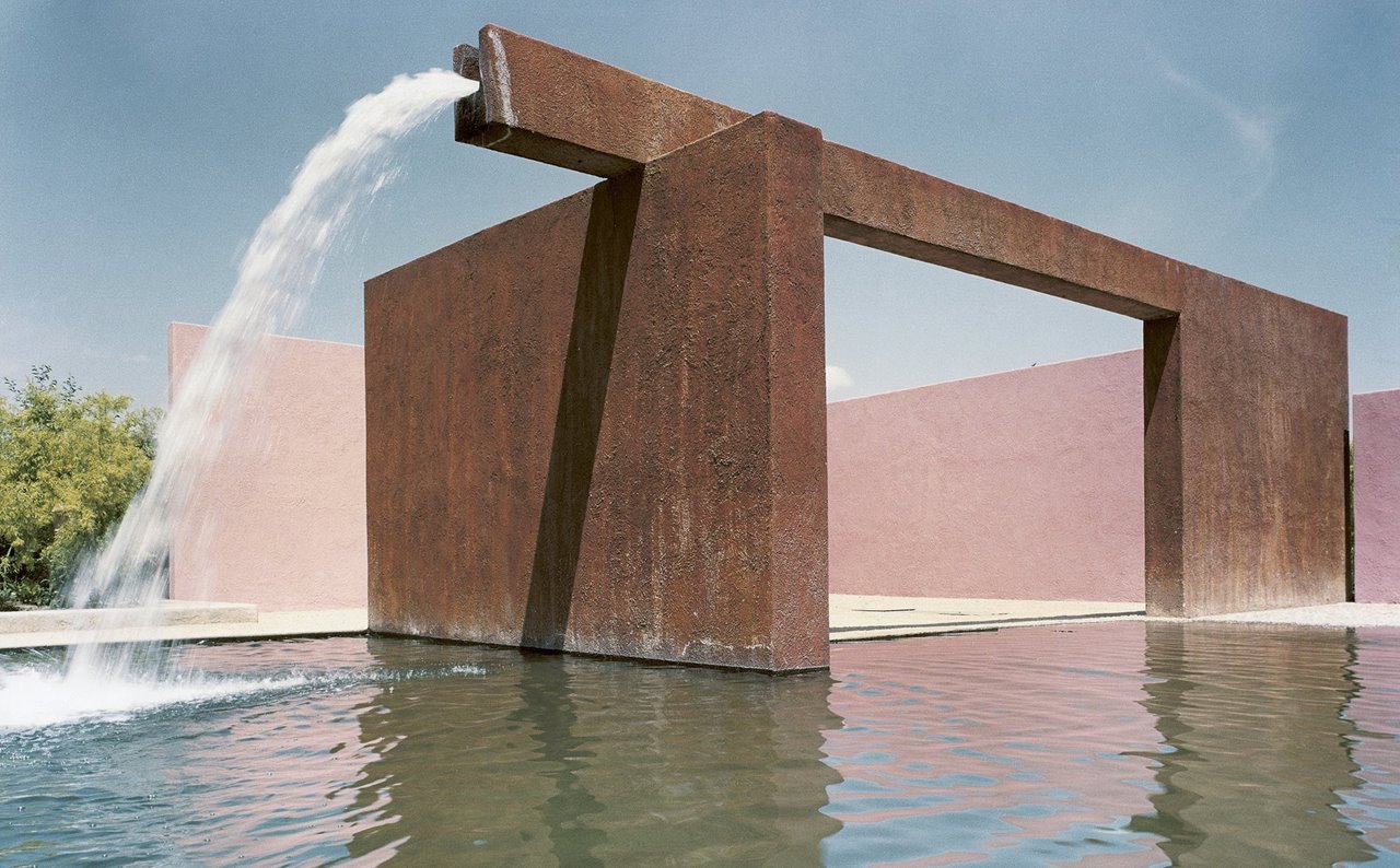 Fotografía de Armando Salas Portugal de la Fuente de los Amantes de Luis Barragán.