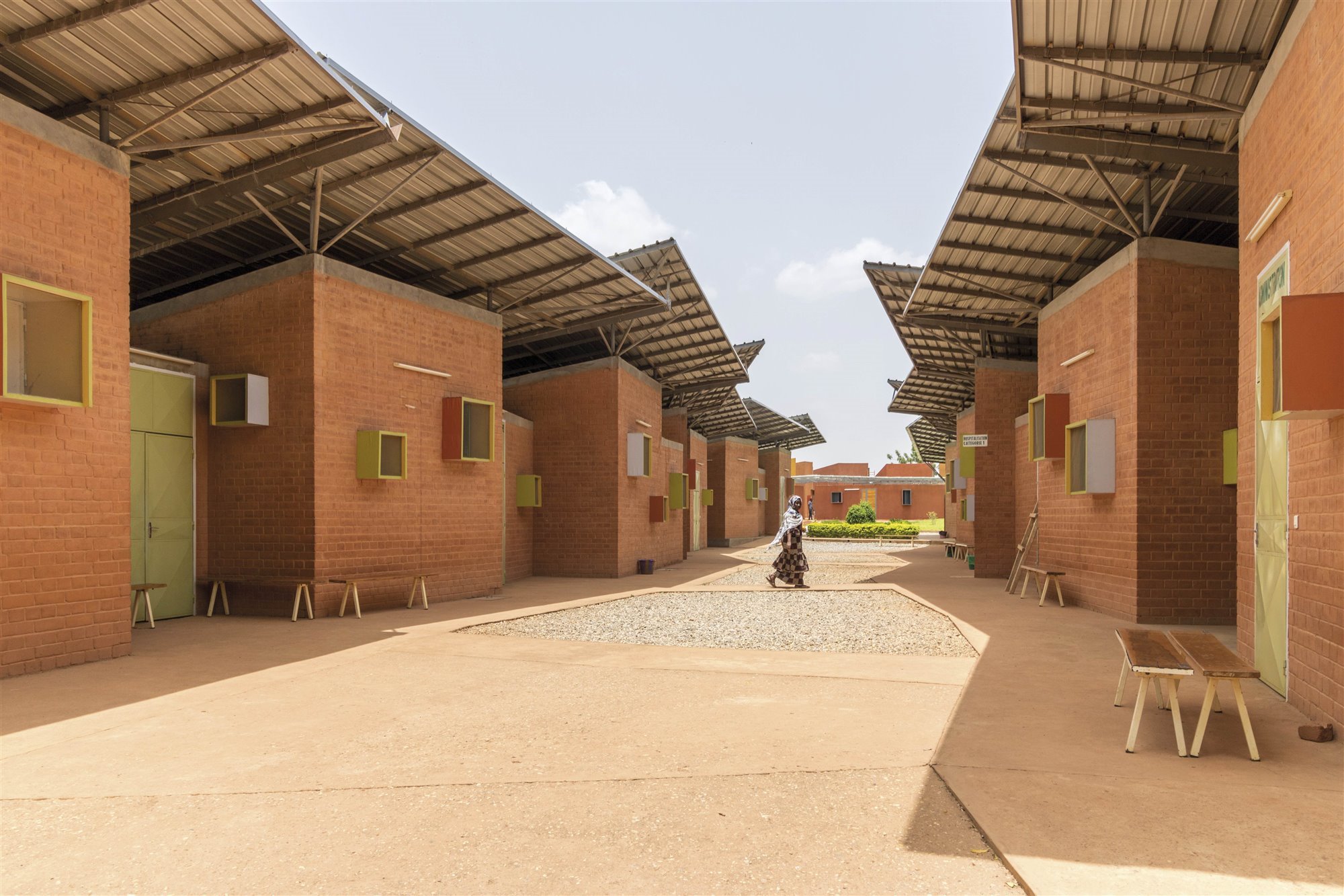 centro quirúrgico en Léo de Francis Kéré