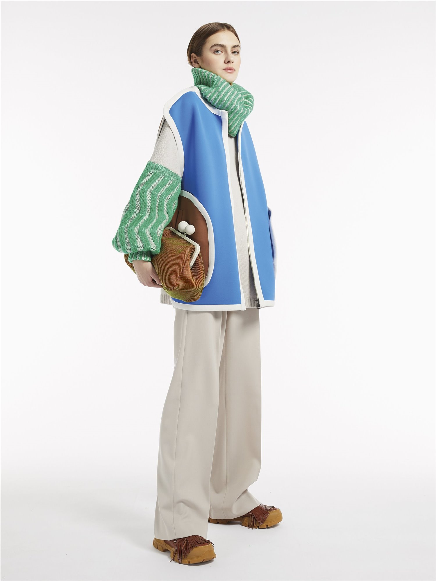 colaboración Patricia Urquiola y max mara chaleco azul y jersey gris y verde