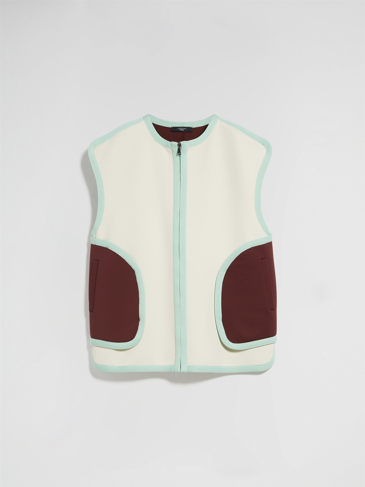 colaboración Patricia Urquiola y max mara chaleco blanco con bolsillos granates y verde