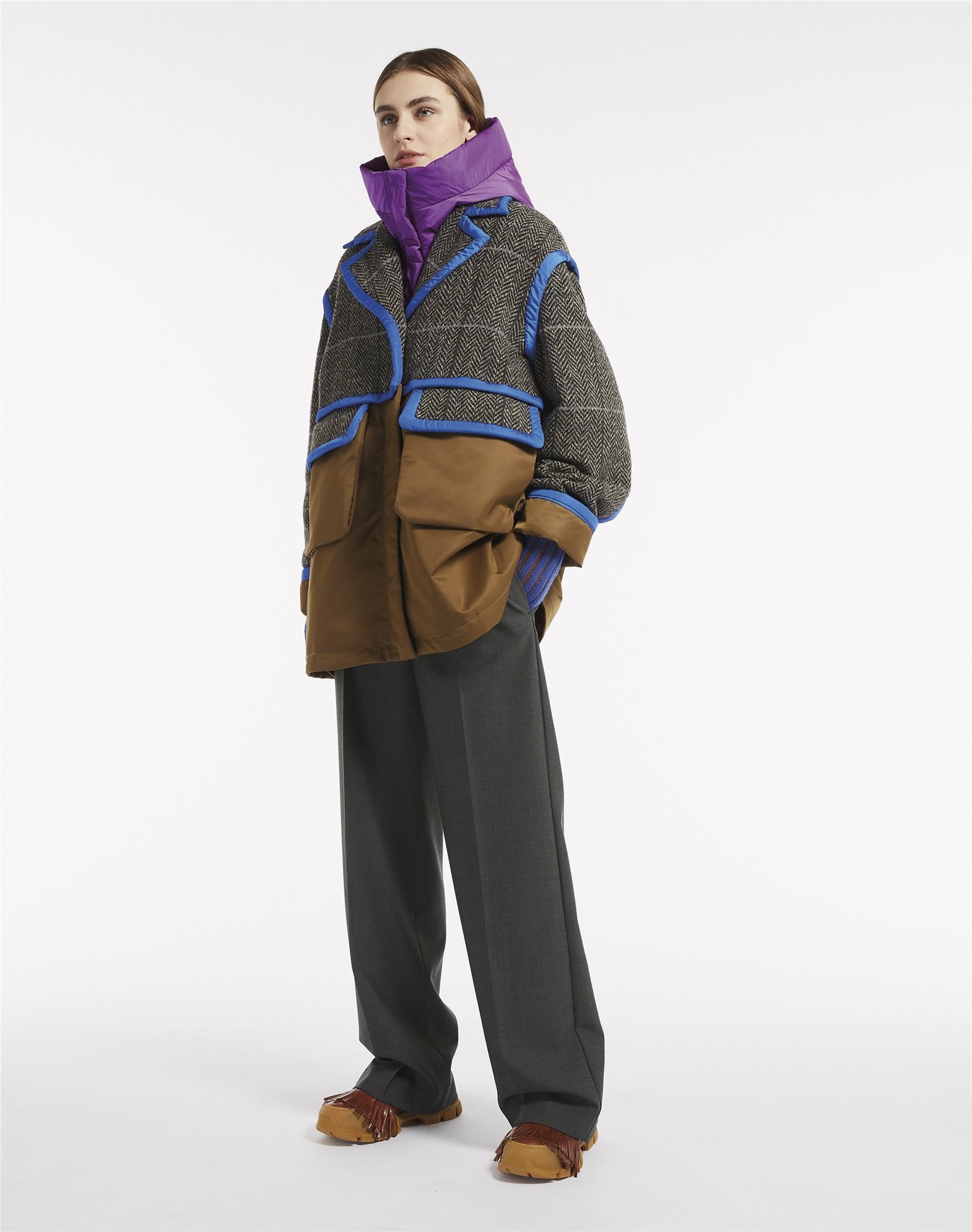 colaboración Patricia Urquiola y max mara chaqueta gris, marrón, violeta y azul