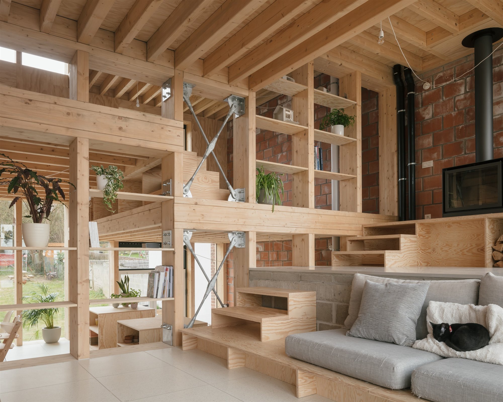 Casa de madera. En cuartos de nivel