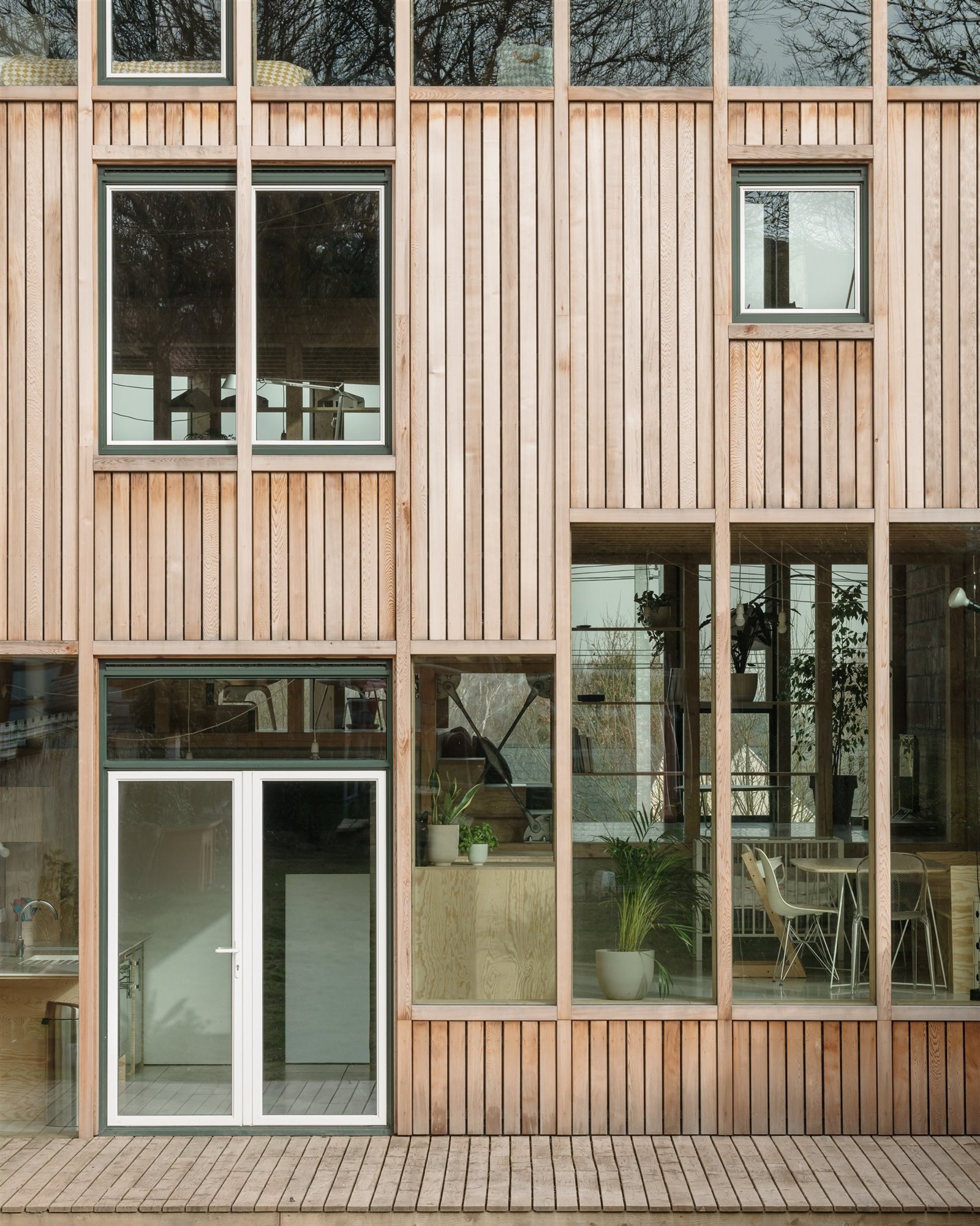 Casa de madera. Fachada en nivel