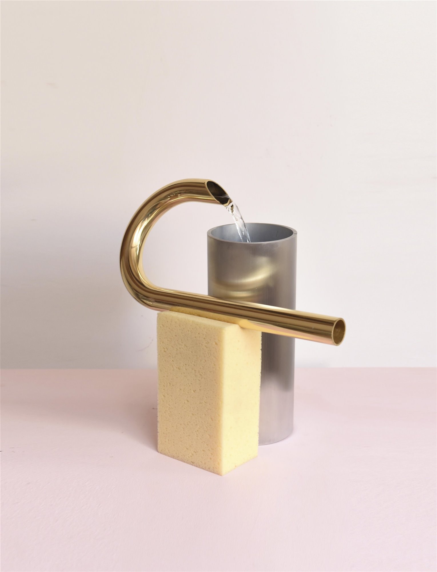 fuente de agua de sobremesa en metal y esponja