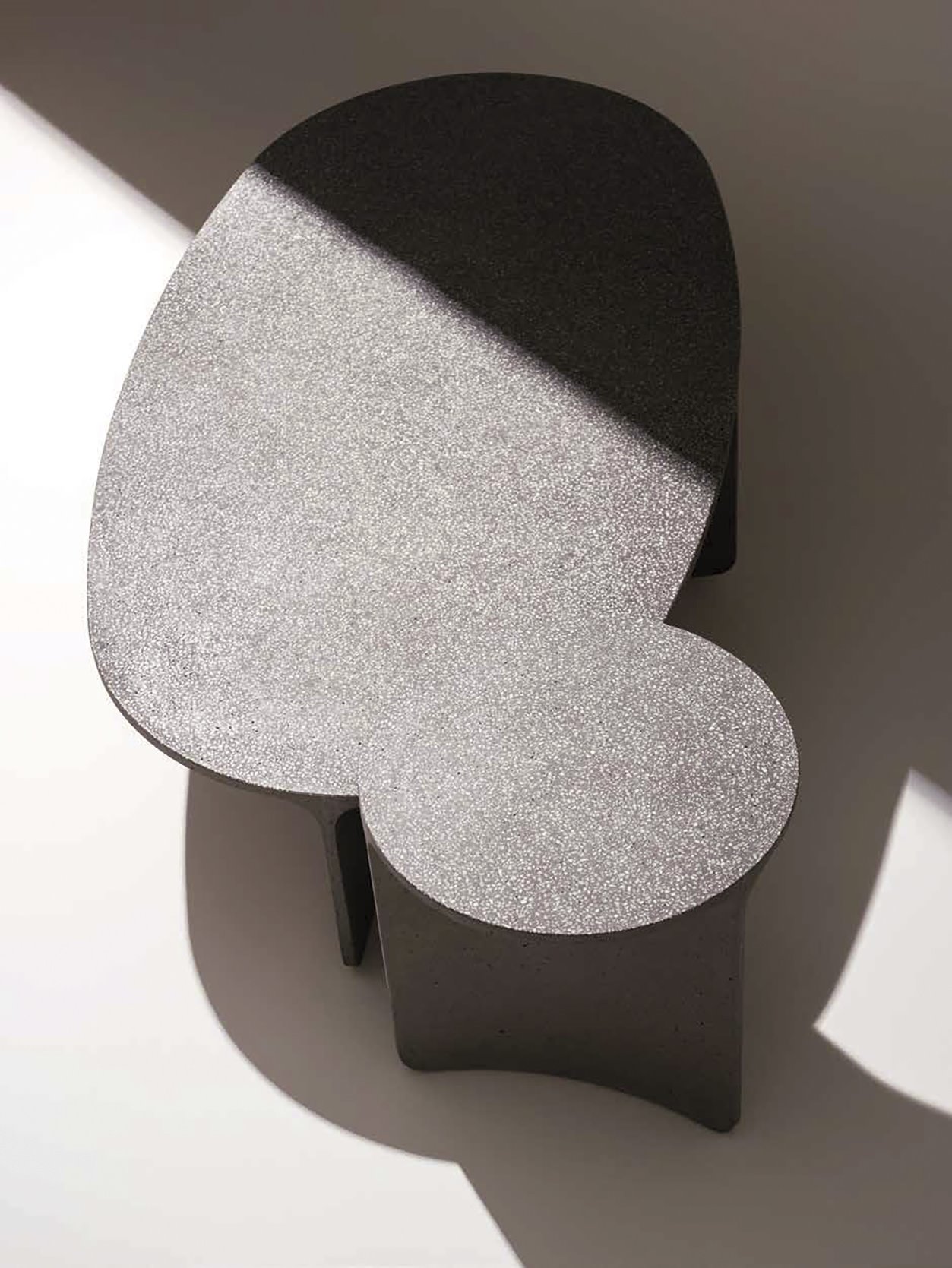 mesa ovalada y redonda de cemento negro