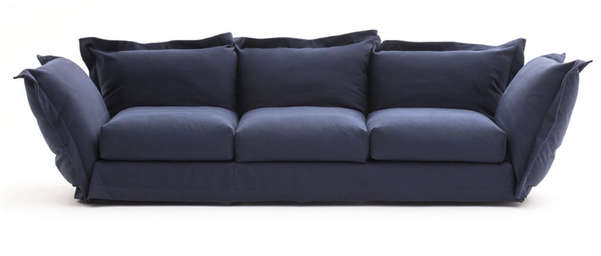 sofá azul de almohadones 