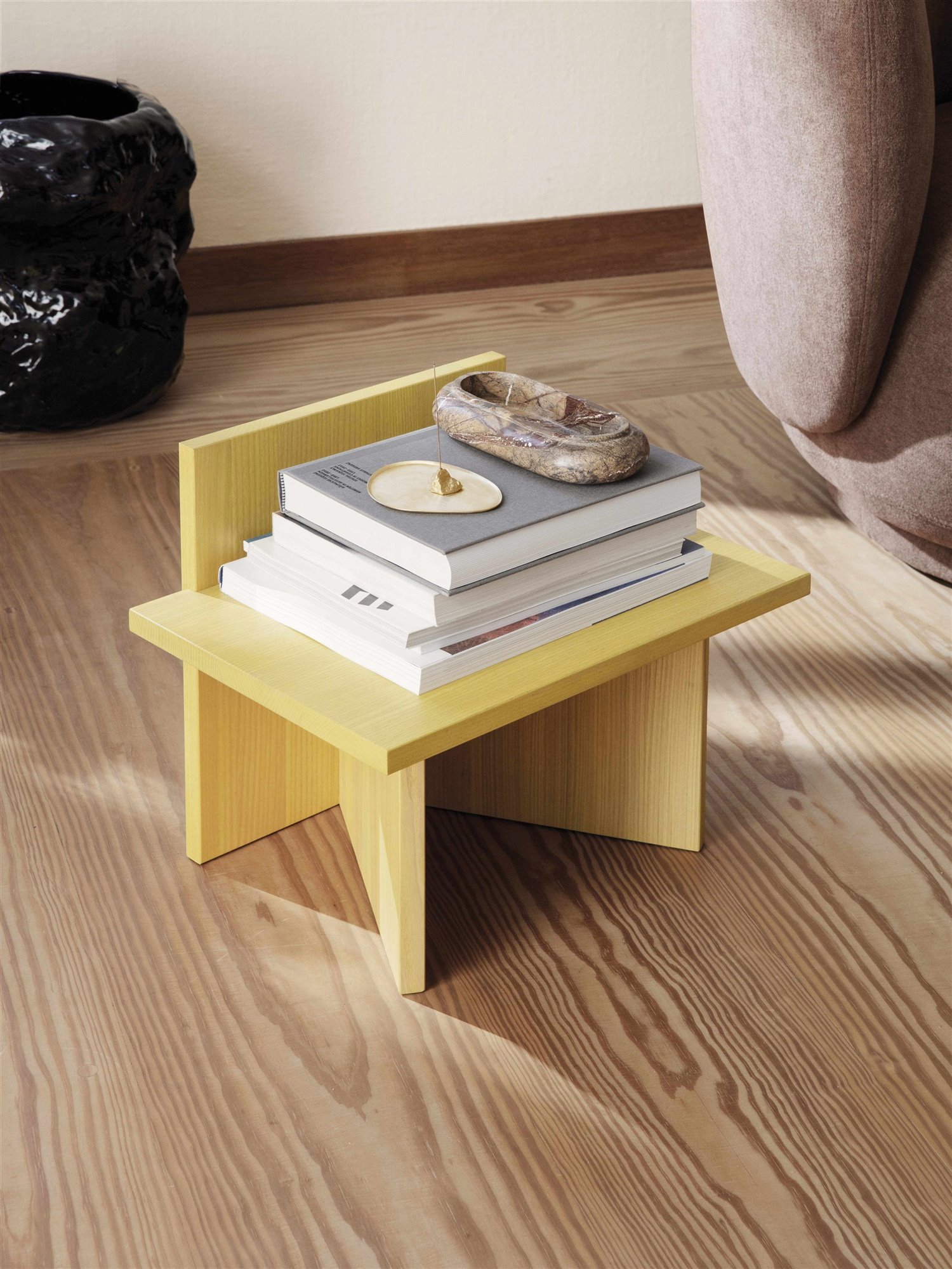 taburete madera amarillo con libros 