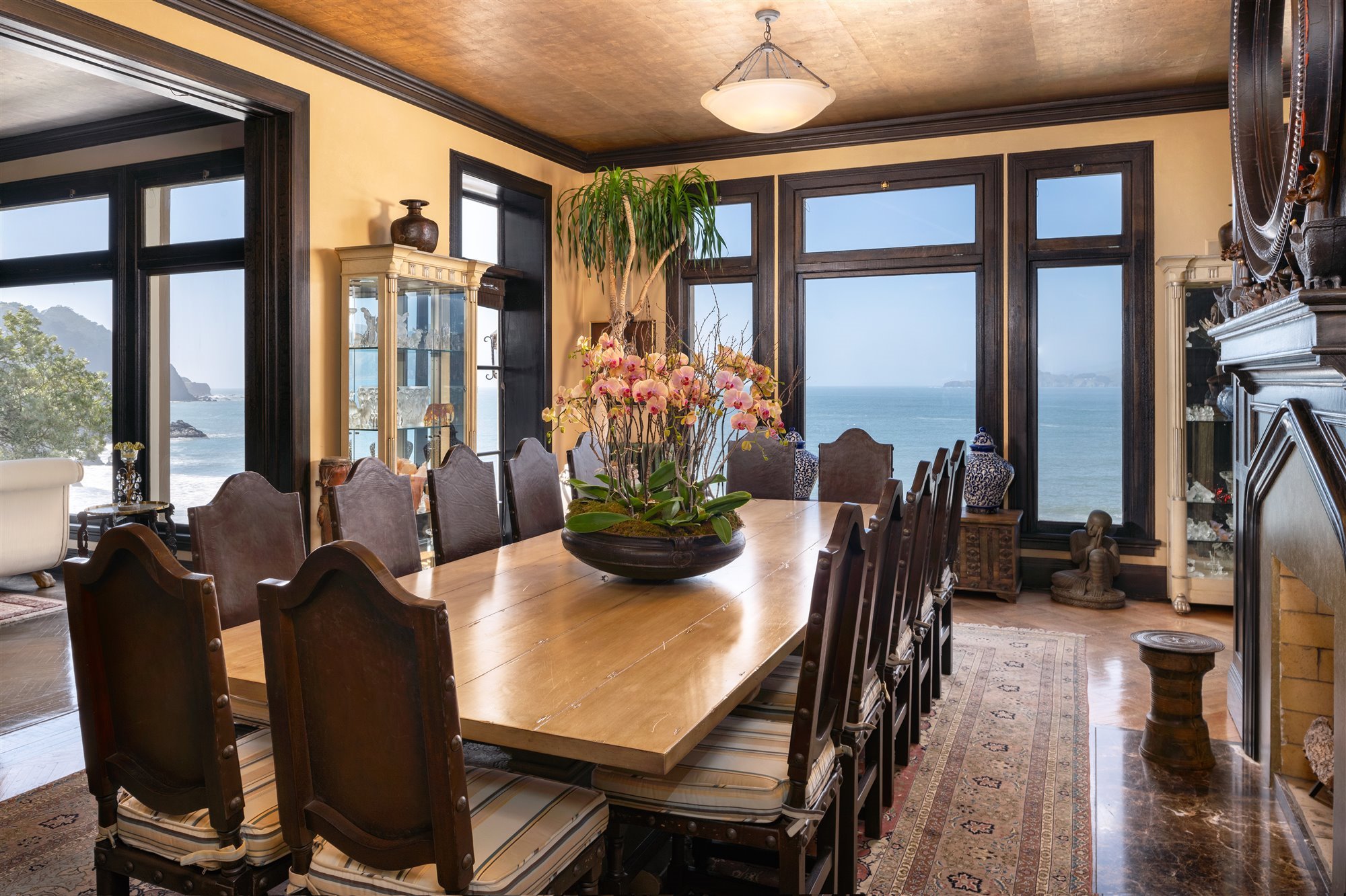 comedor con mesa de madera sillas y jarrón con flores sharon stone