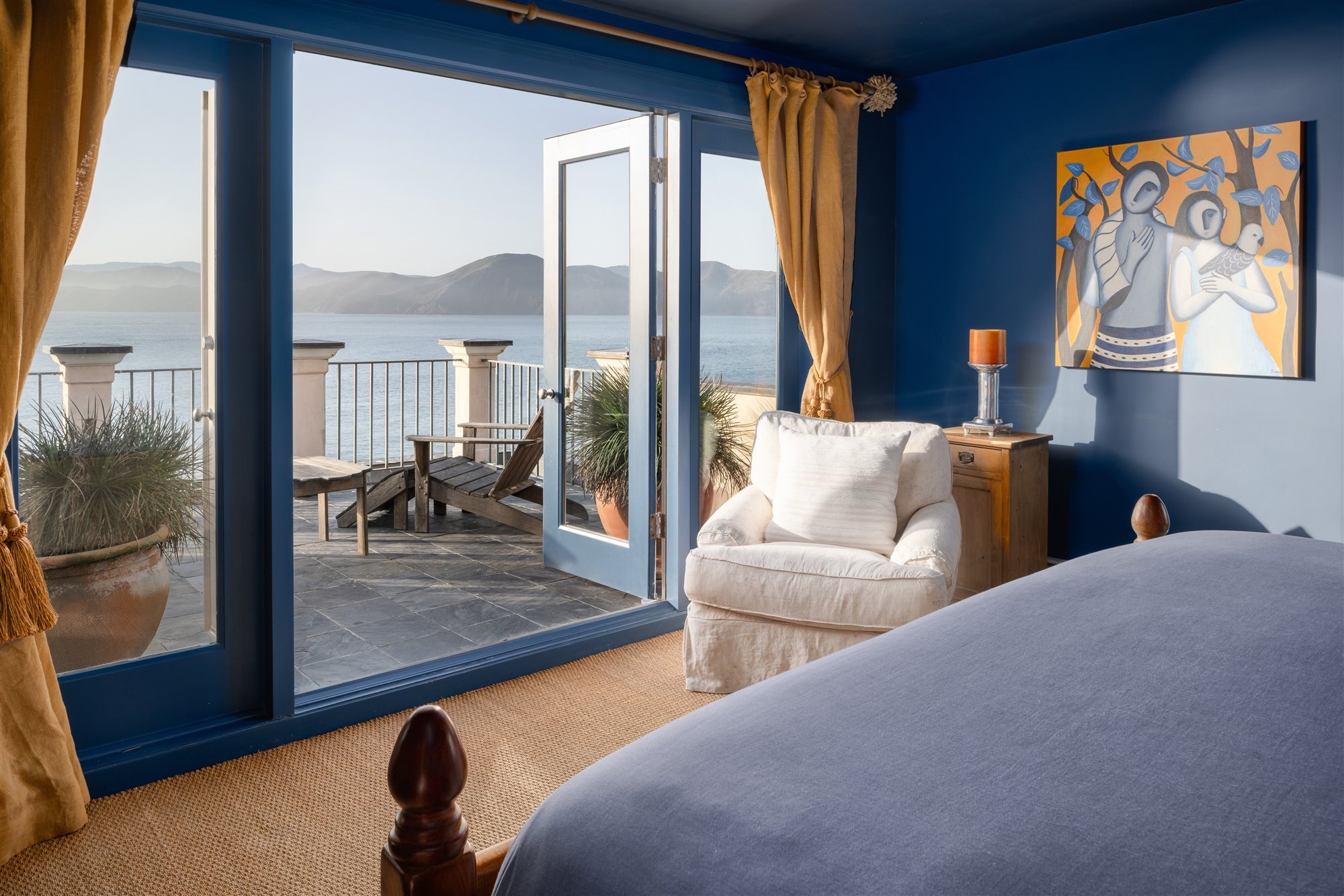 dormitorio azul con balcón Sharon Stone