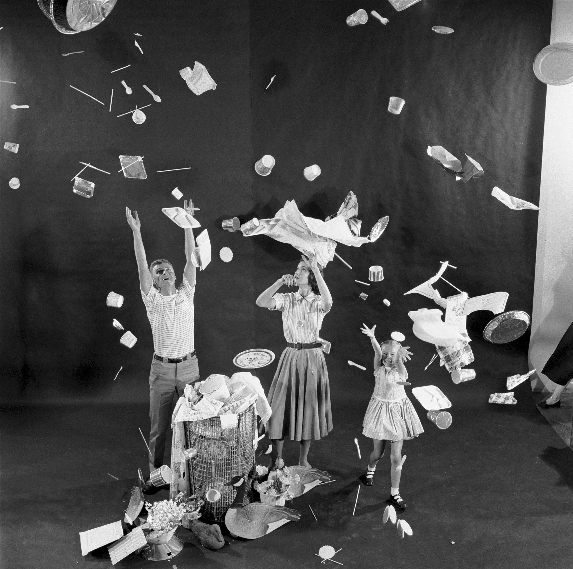 fotografía vintage familia con plásticos Life Magazine 1955 throwaway Living exposición Vitra Museum