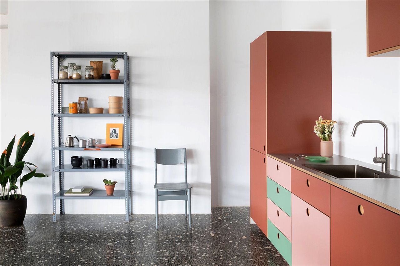 La nueva colección cápsula CUBRO x Formica® se presentó en forma de una cocina real que dará servicio al espacio de coworking creativo Futura Project en el barrio barcelonés de Poble Nou.