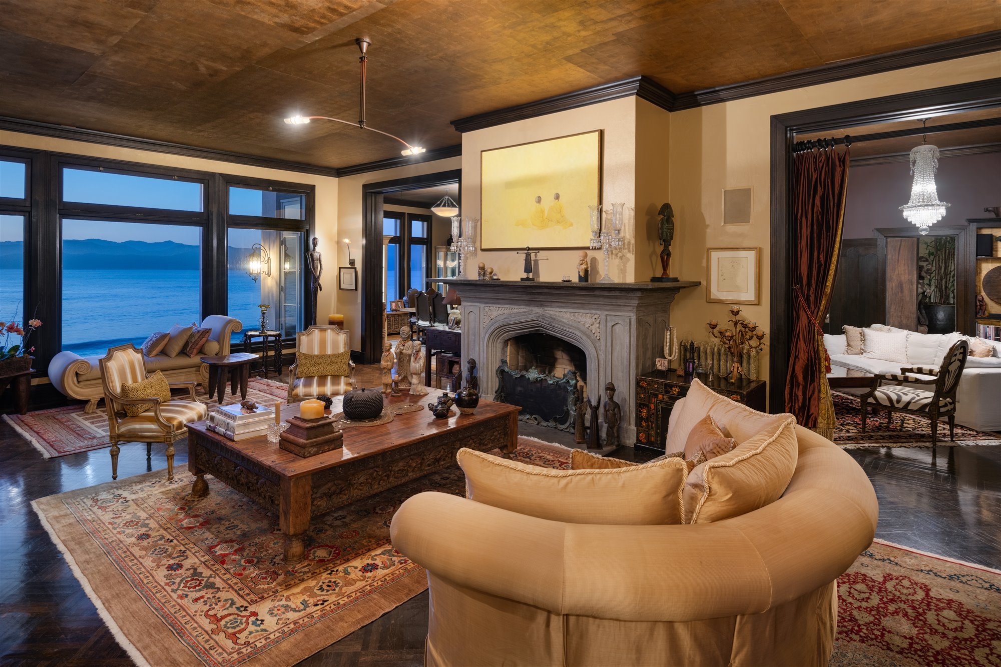 salón de madera oscura con chimenea y alfombra beige de sharon stone