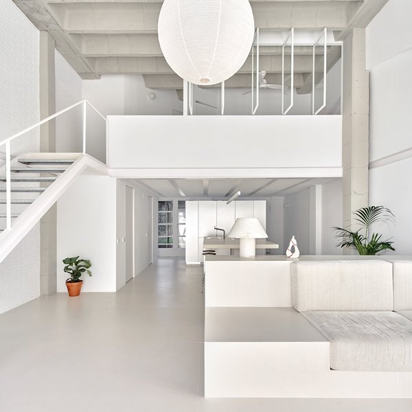 La casa blanca de nuestros sueños tiene estilo industrial (y está en Barcelona)
