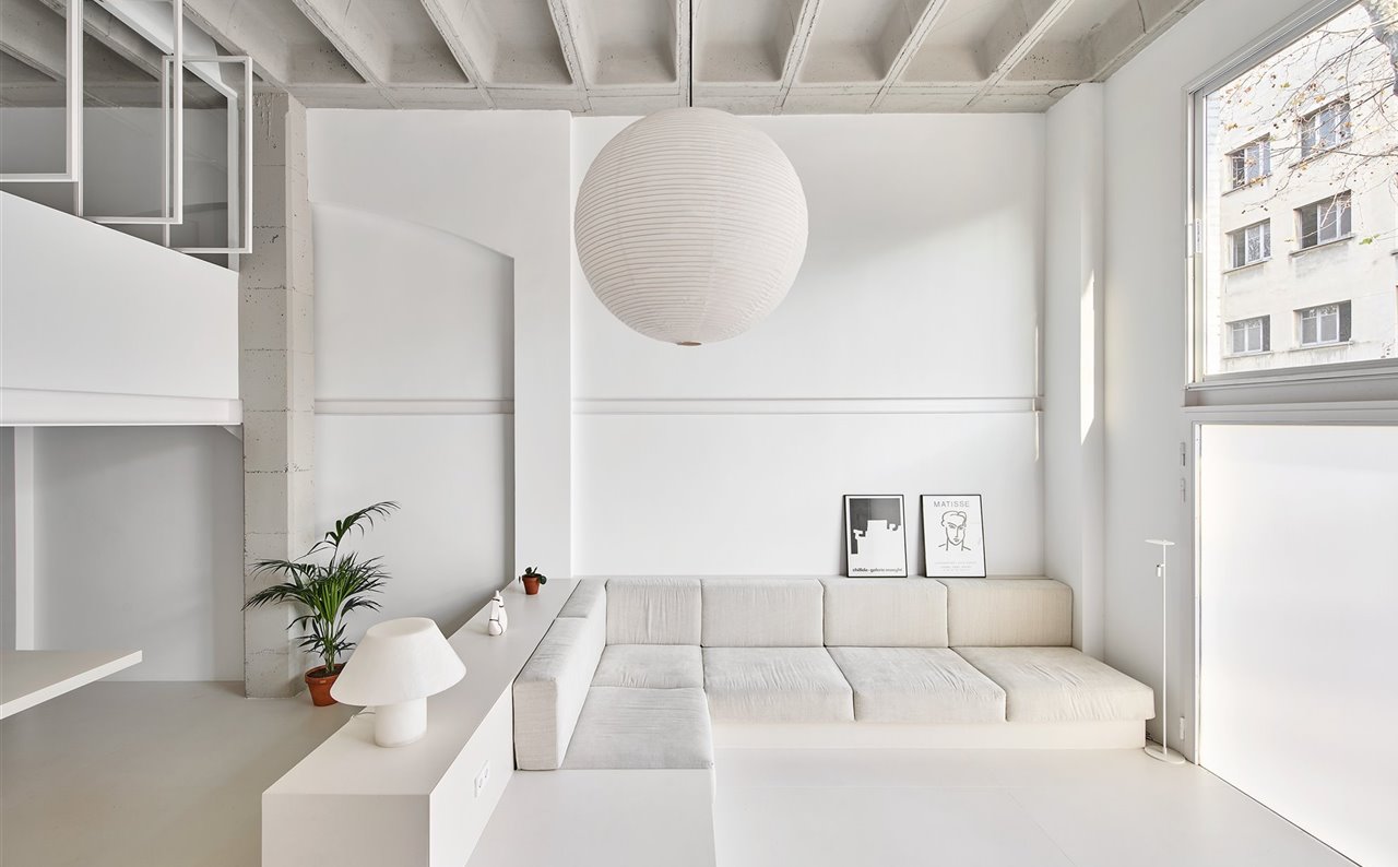 El juego entre los vacíos y los elementos de obra genera una entreplanta que permite diferenciar la vivienda en dos zonas.