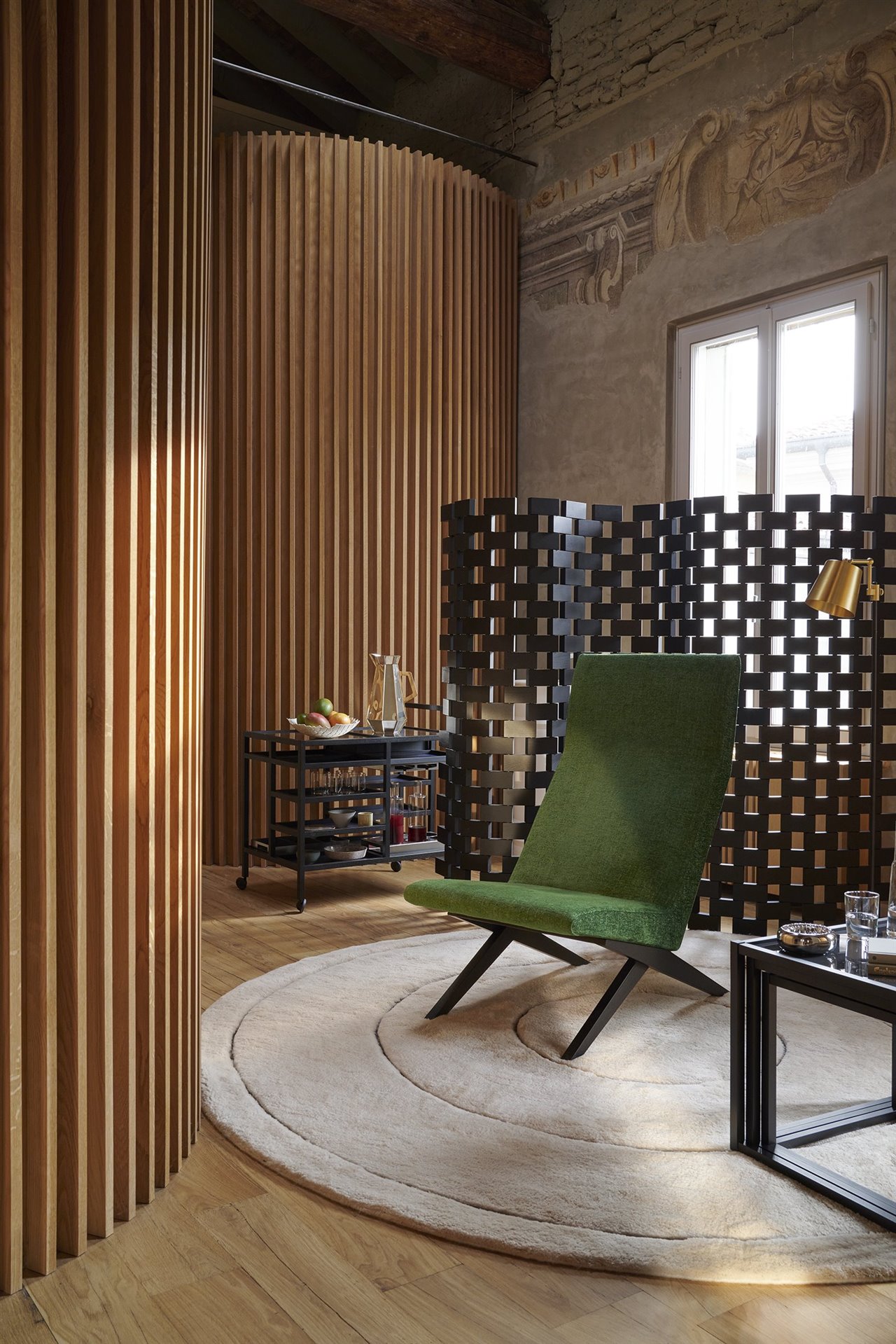 La estructura de High Back Chair es de madera con tiras elásticas y la tapicería es desenfundable y personalizable con tejidos y pieles de las colecciones de Cassina.