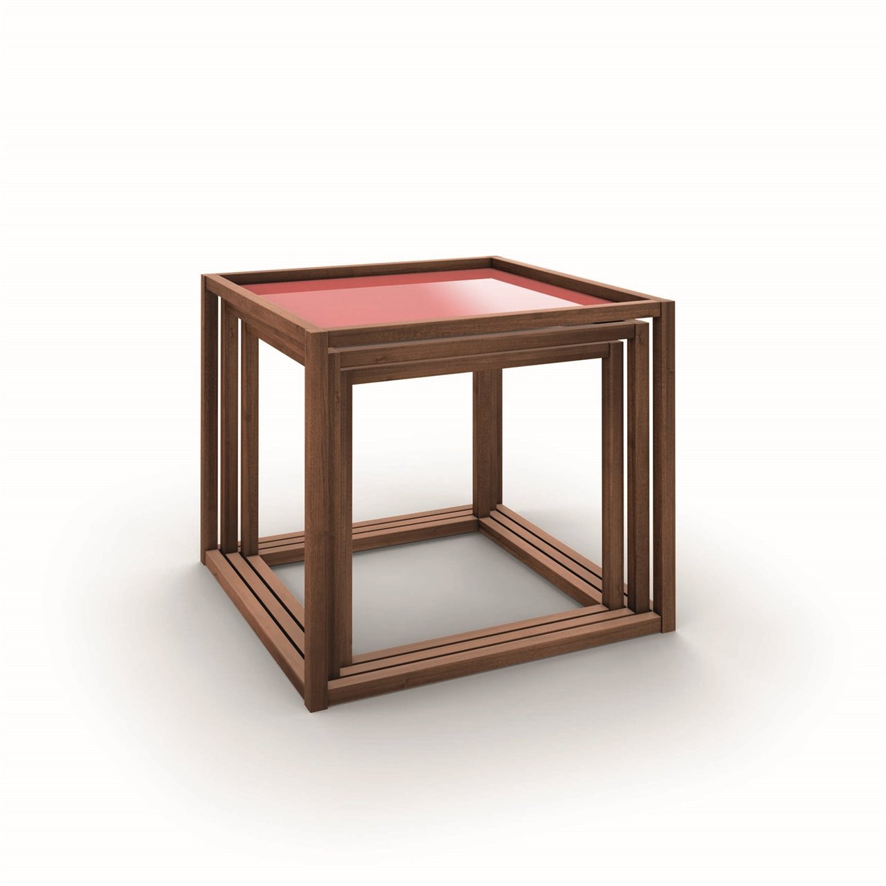 Nest of Tables son tres mesas en forma de cubo que permiten ser apiladas desde arriba, ocupando poco espacio y garantizando una mayor estabilidad.
