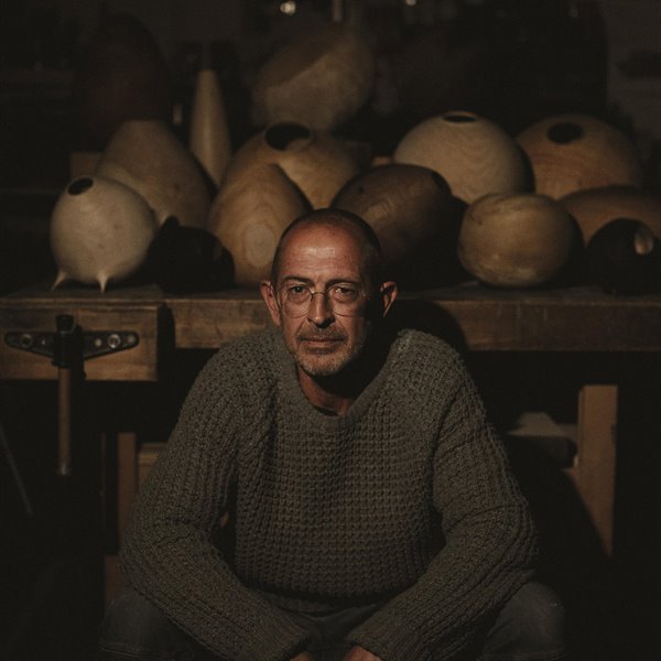 Toni Porto, el artista madrileño que hace magia con la madera 