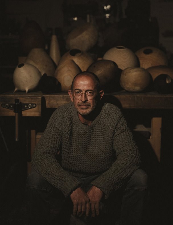 Toni Porto, el artista madrileño que hace magia con la madera 