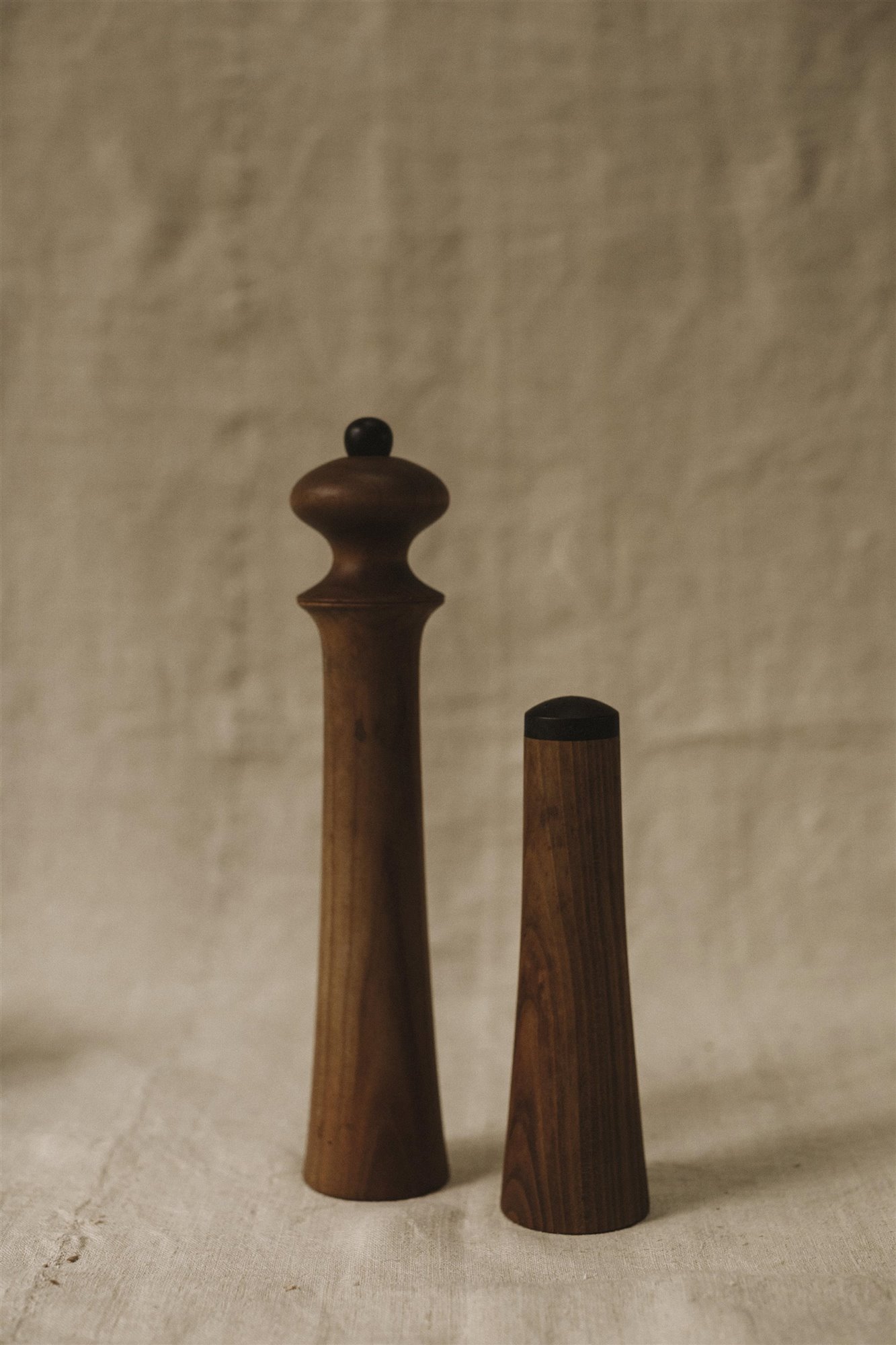 salero y pimentero de madera de cerezo y detalle negro de ébano
