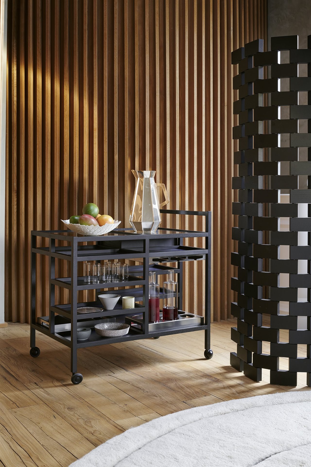 Serving Cart, un carrito con varias baldas y secciones que permiten almacenar y transportar cubiertos, vajilla, ollas o sartenes.