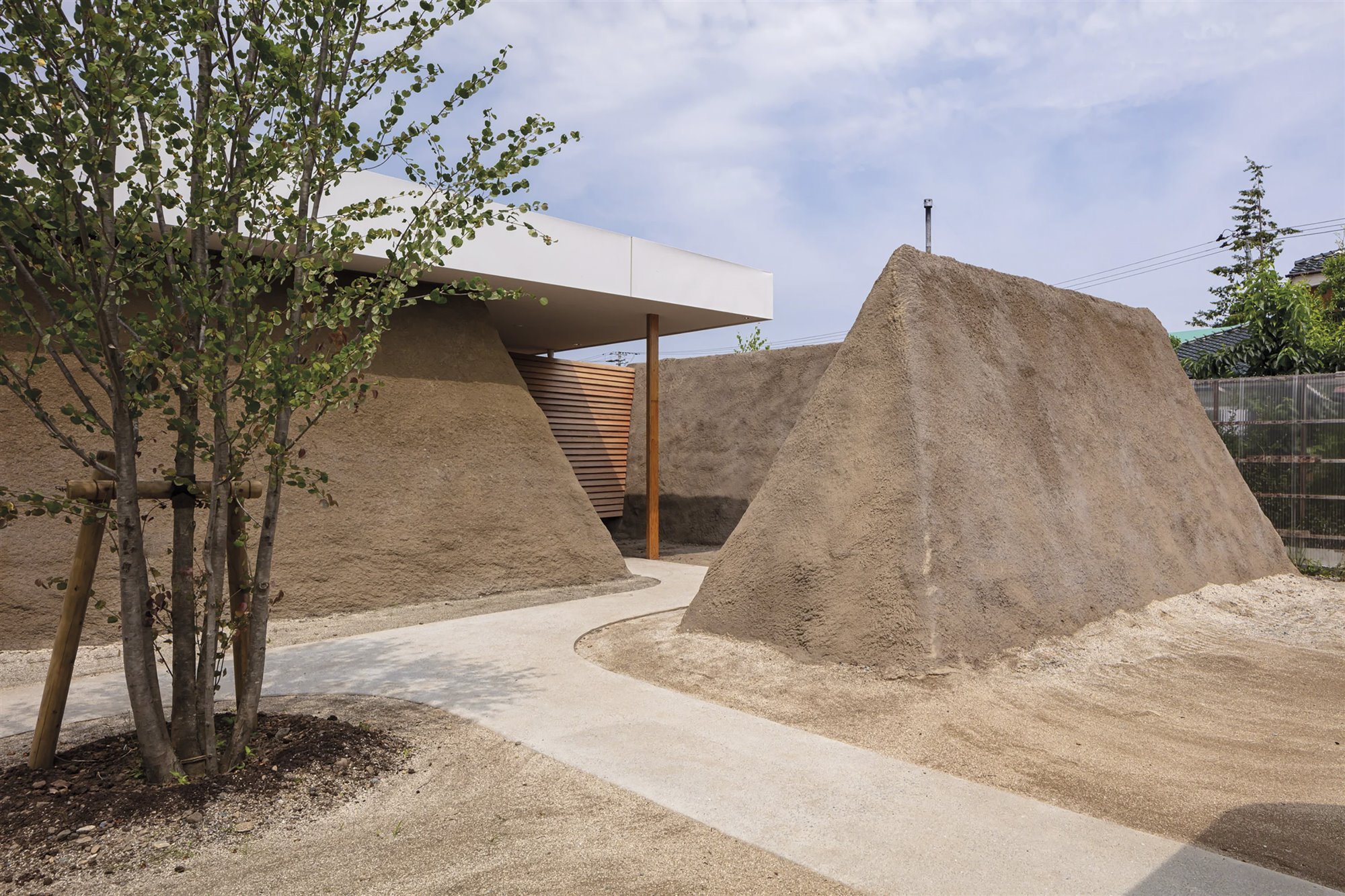 casa triangular de tierra