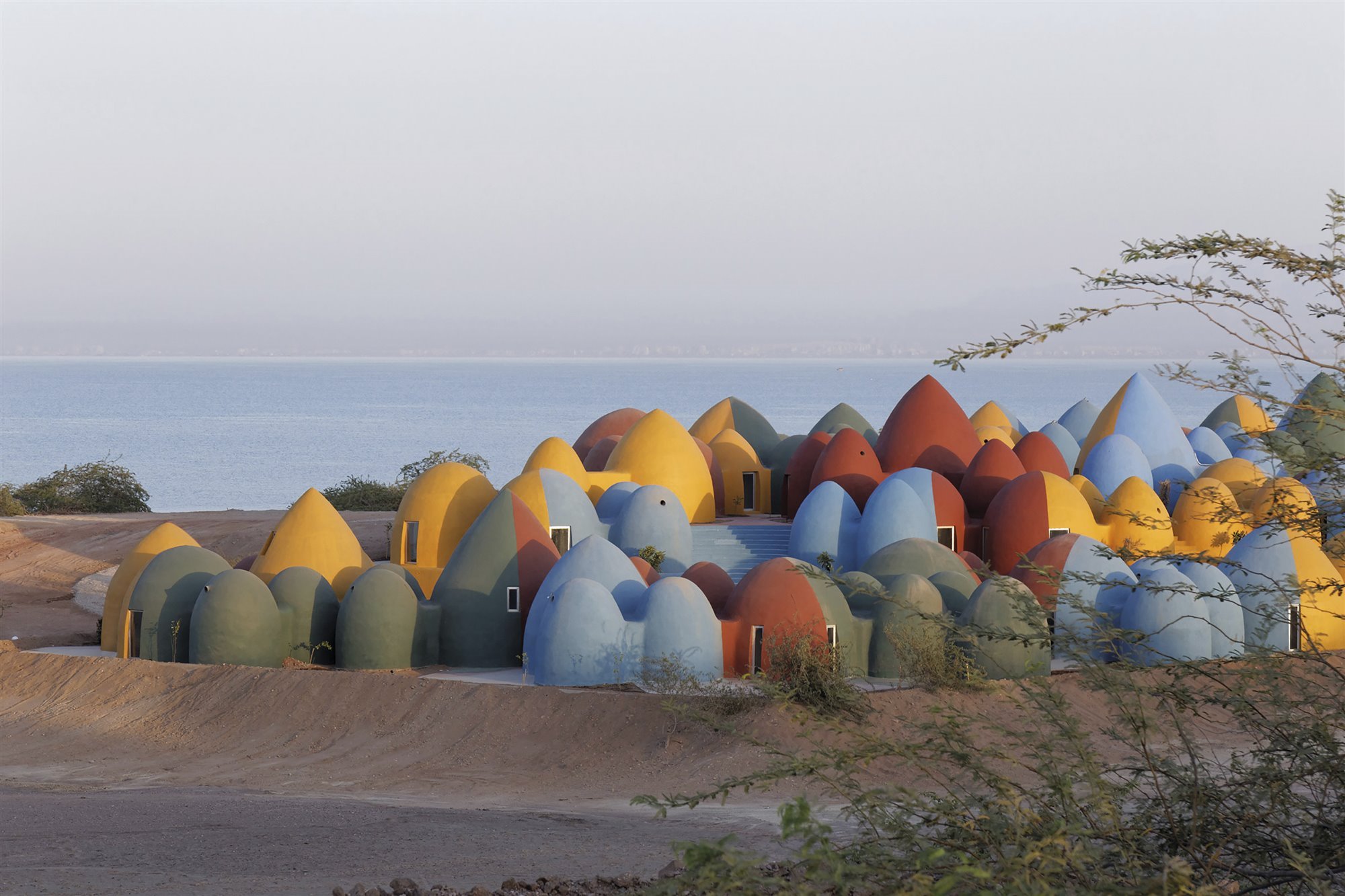casitas de tierra en colores, residencial cultural en irán