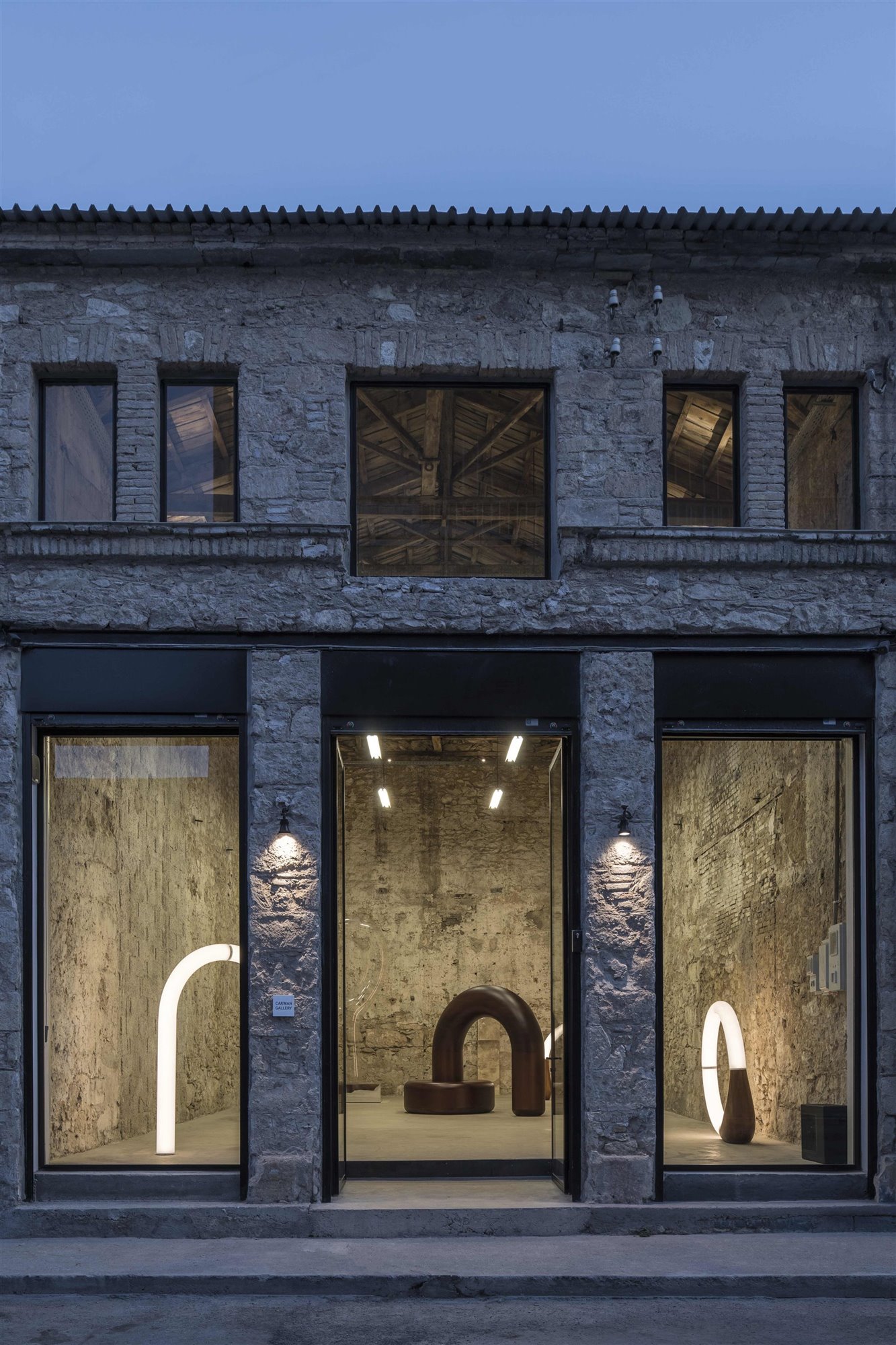 escaparate galeria carwan con luces