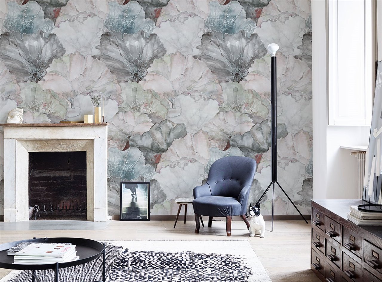 Salon con chimenea y papel pintado con estampado de flores