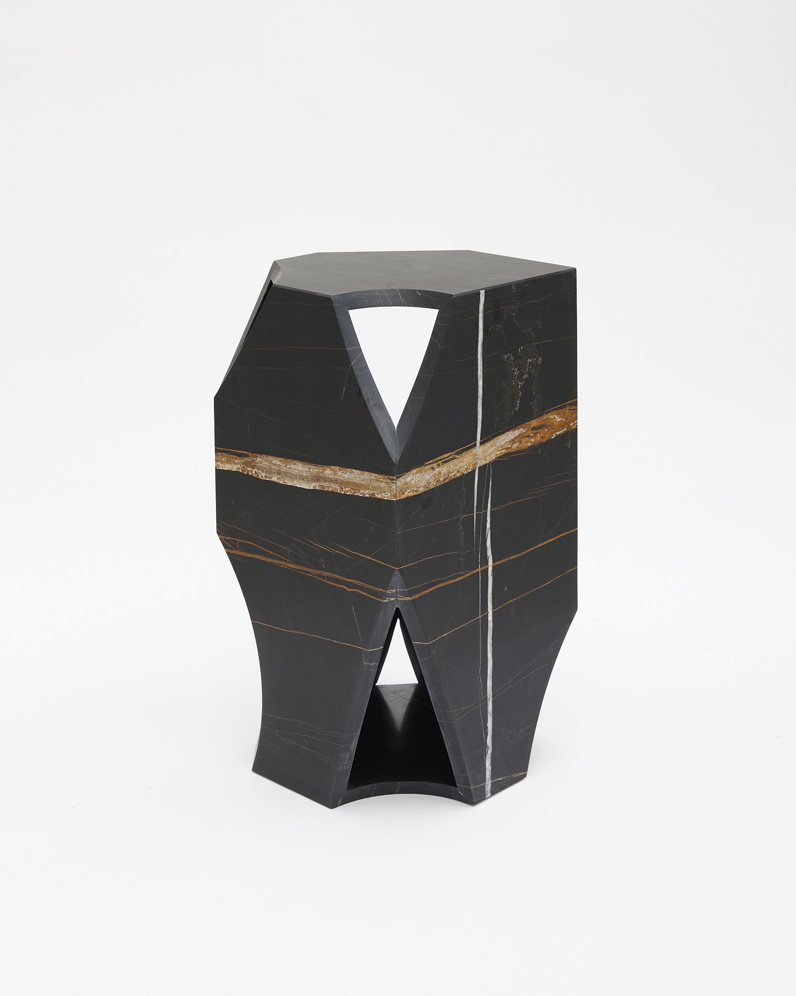 taburete de piedra negra