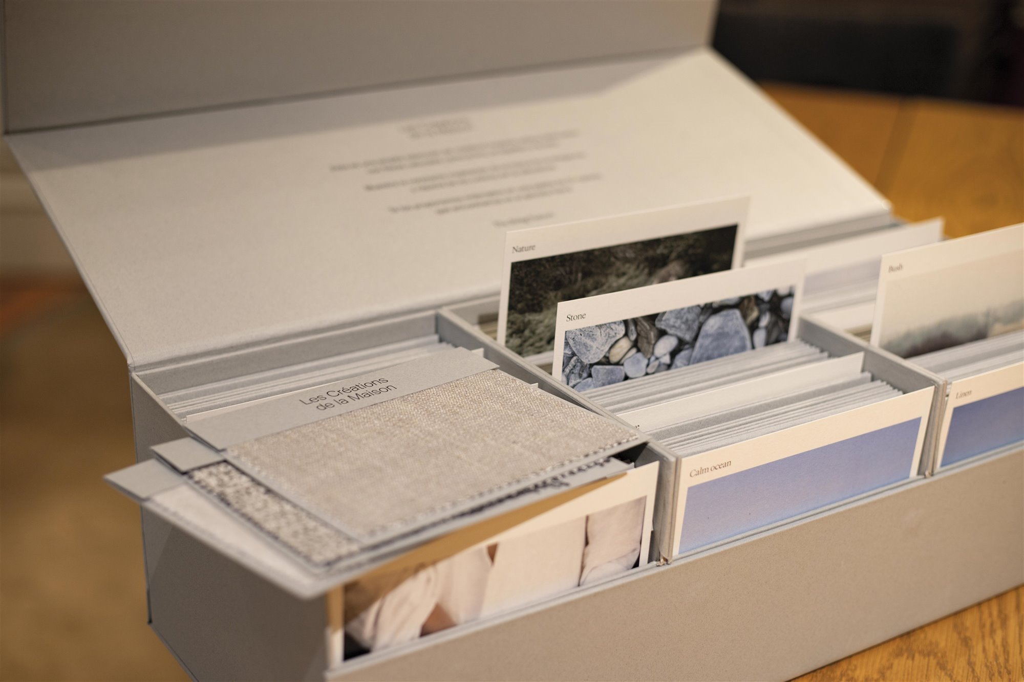 caja con postales de les creations de la maison