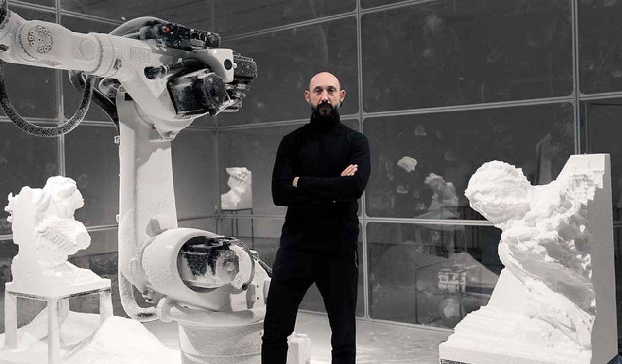 Davide Quayola y uno de los brazos robóticos que le asiste en su estudio.
