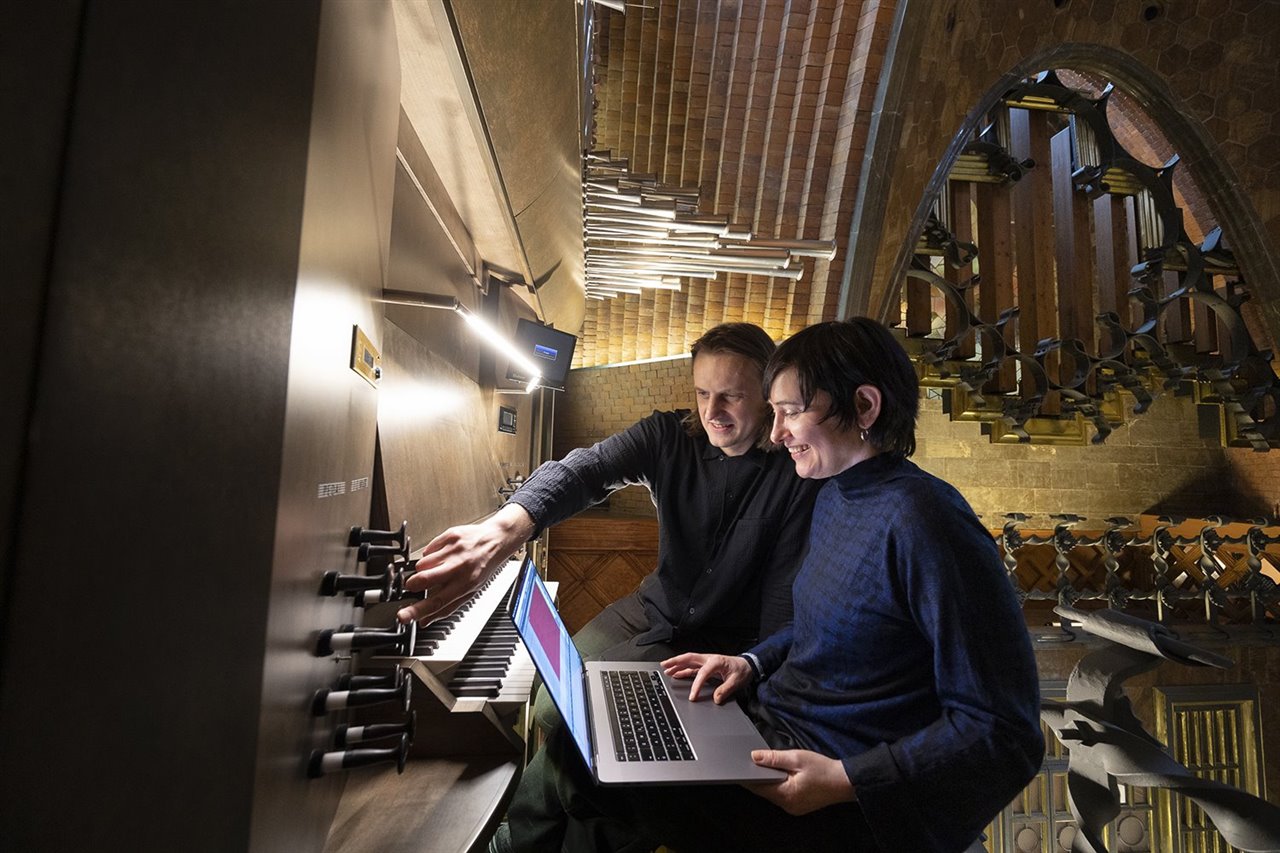 Maciej Sledziecki y Marion Wörle, miembros de Gamut Inc, activando el órgano del Palau Güell.