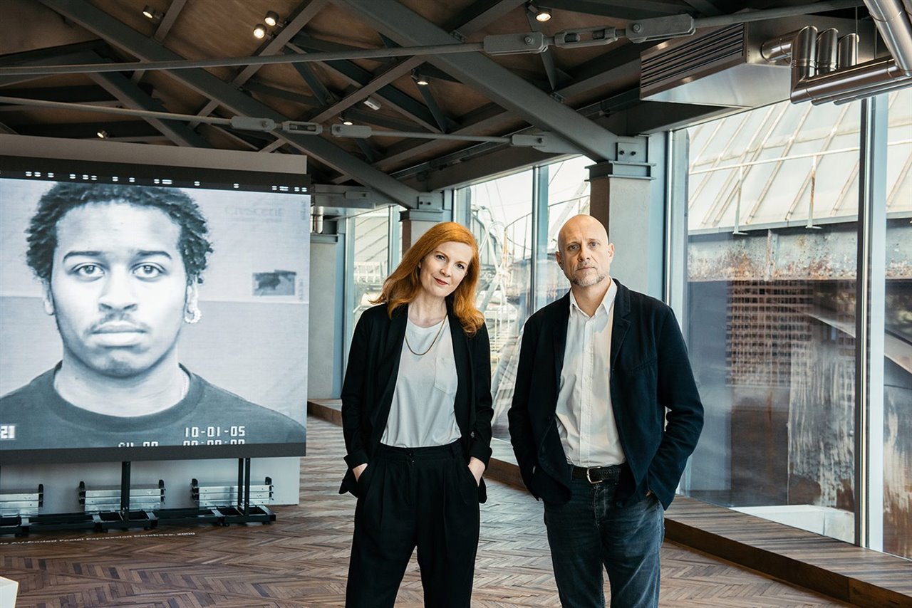 Kate Crawford y Trevor Paglen durante la presentación de su proyecto Training Humans en la Fondazione Prada.