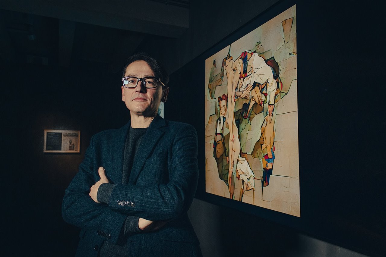 Mario Klingemann, el hombre que se esconde tras Botto, el artista robot que vende cuadros por un millón de dolares.