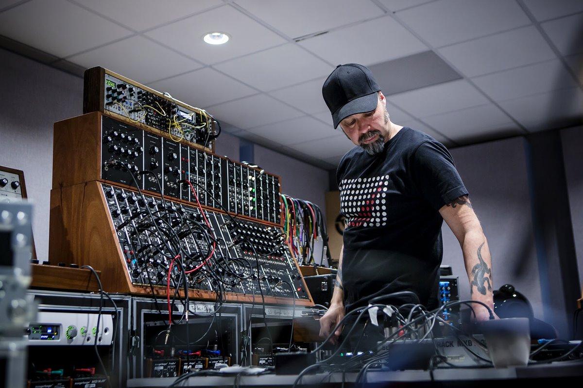 Conocido por su proyecto Pan Sonic, el músico finlandés Mika Vainio, uno de los pioneros de la música electrónica.