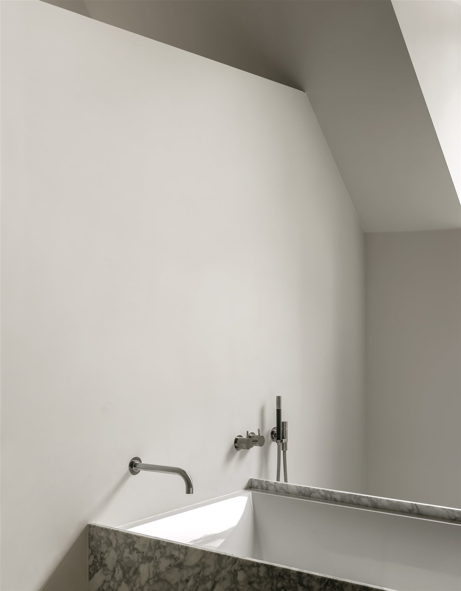 bañera de mármol en un baño blanco