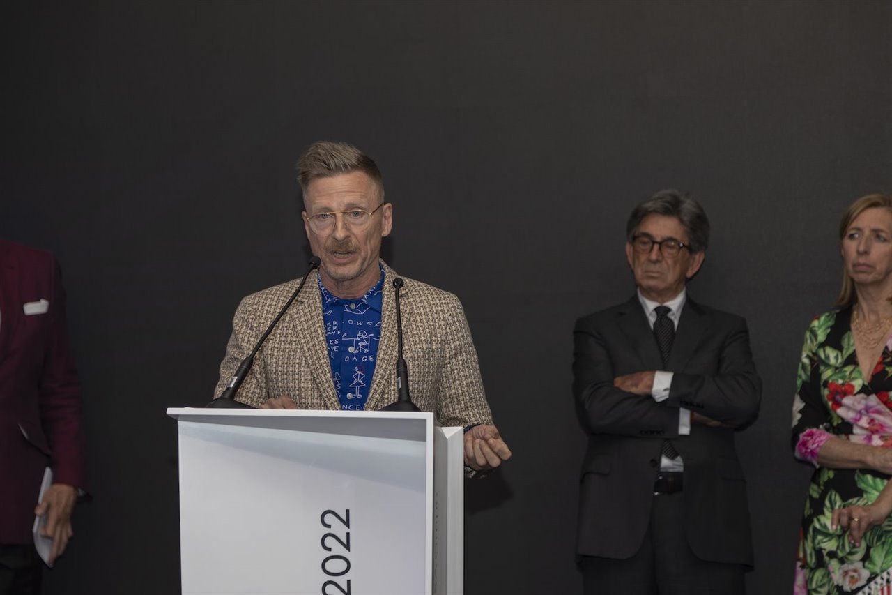 Charles Renfro, del estudio estadounidense Diller Scofidio+Renfro, interviene en la gala en presencia del presidente de Porcelanosa Grupo, Héctor Colonques.