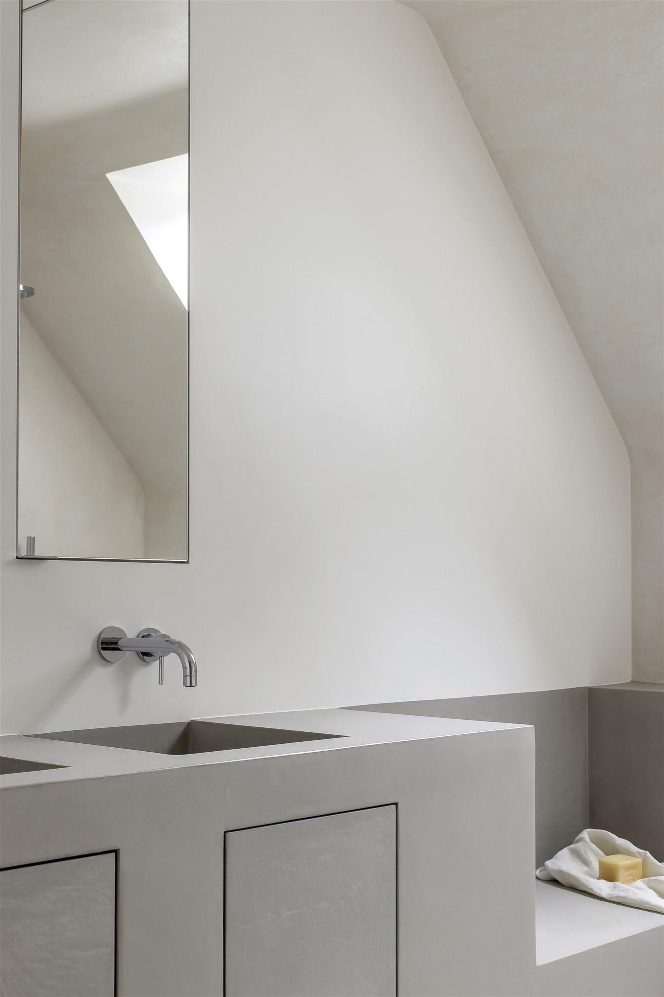 lavabo cuarto de baño blanco con espejo y pastilla de jabón