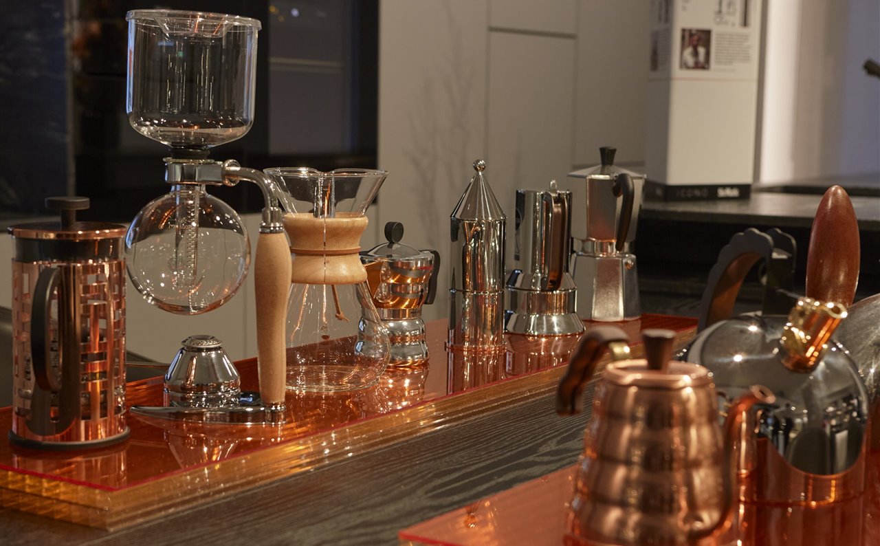 Los amantes del café pueden ver en la exposición multitud de modelos de herramientas para prepararlo.  