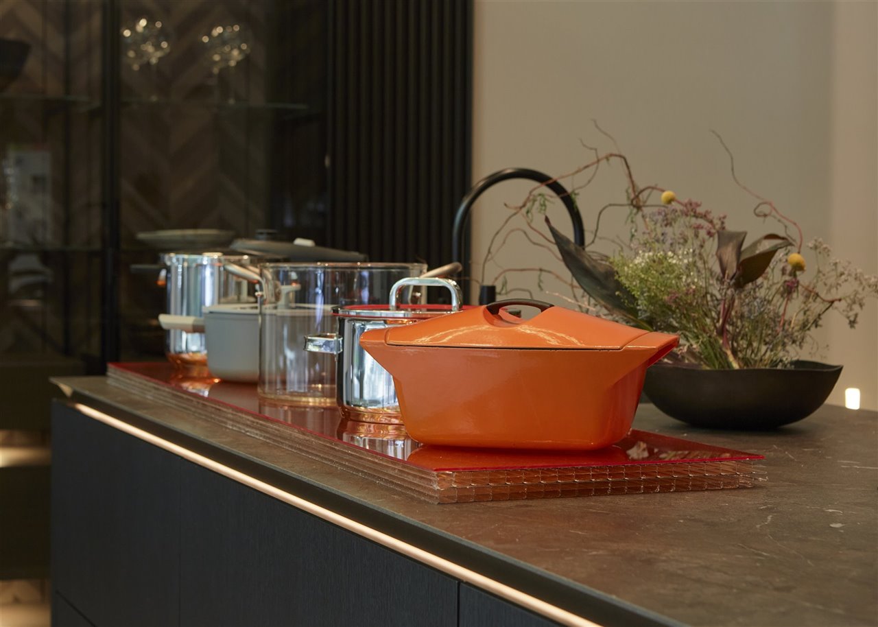 Selección de ollas, con la cazuela Coquelle de Le Creuset en primer plano. 