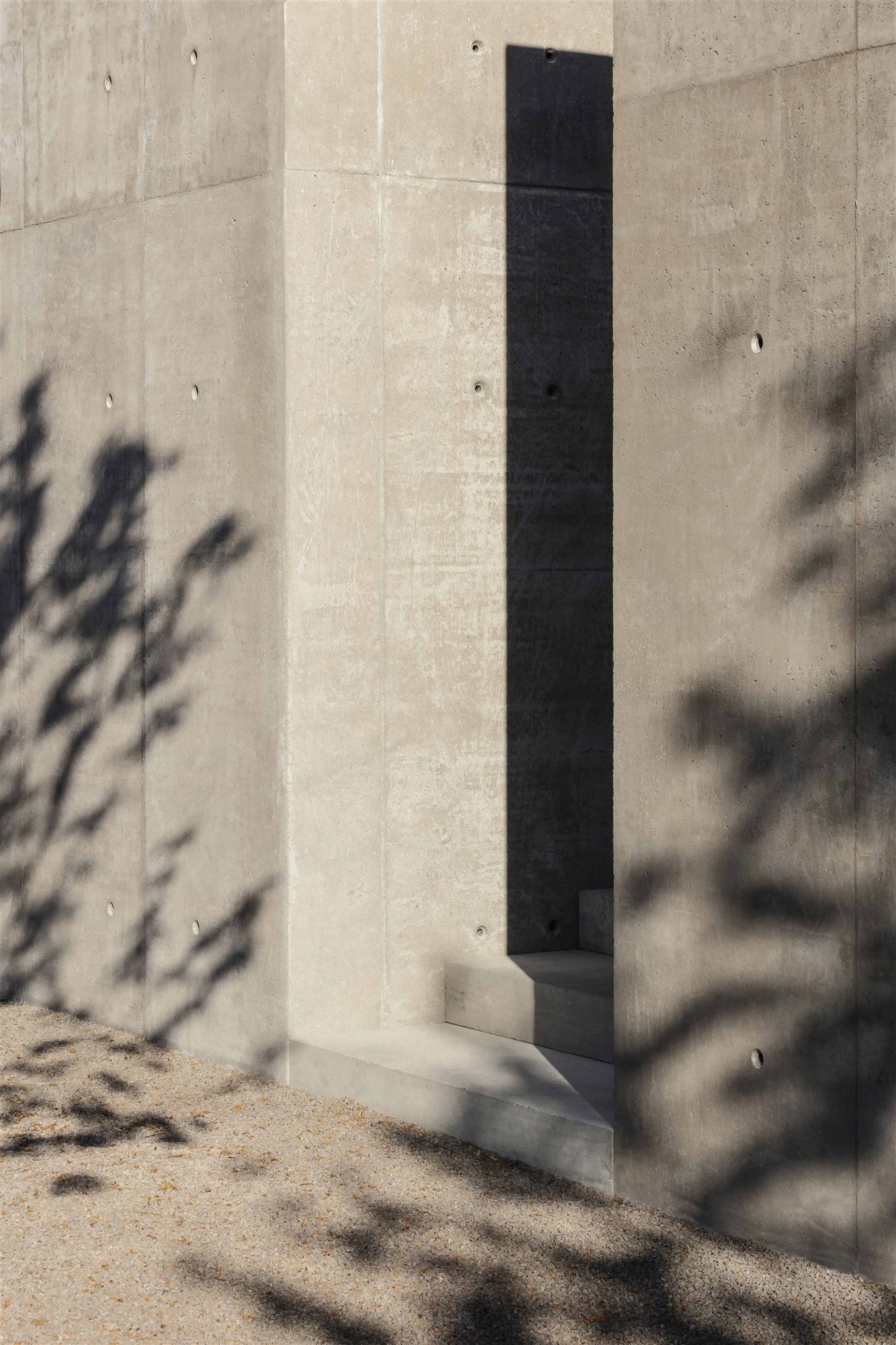 fachada de hormigón con escaleras bodega Valke Vleug de Vincent Van Duysen