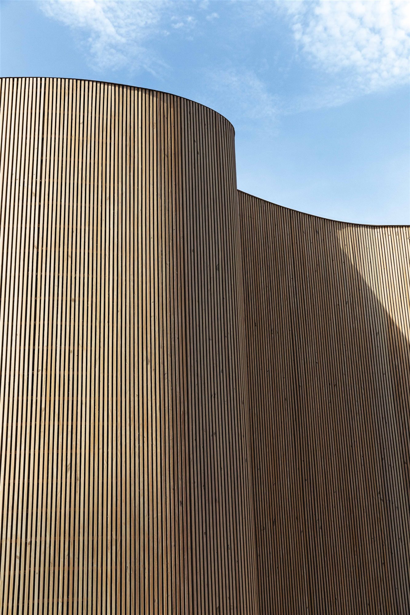 fachada ondulada de madera de arthur casas