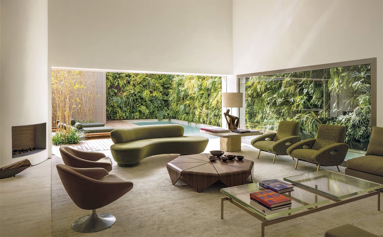 El sofá es el modelo vintage Shorty, diseño de Vladimir Kagan. La mesa de cristal, en primer plano, es el modelo Duran, diseño y producción de KGBL, Nueva York. 