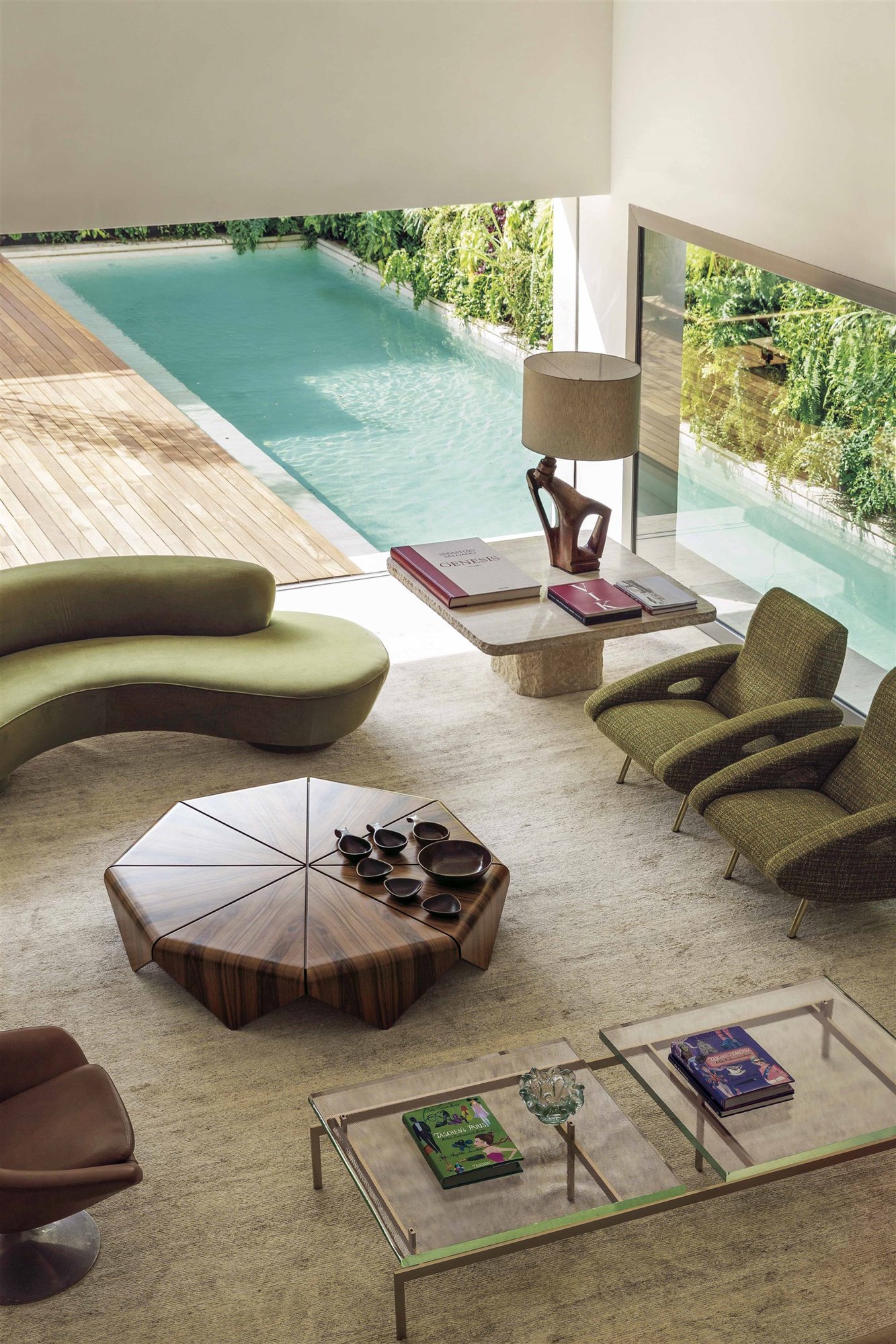 salón moderno con sofás verdes, butacas y mesa de café de madera octogonal de arthur casas