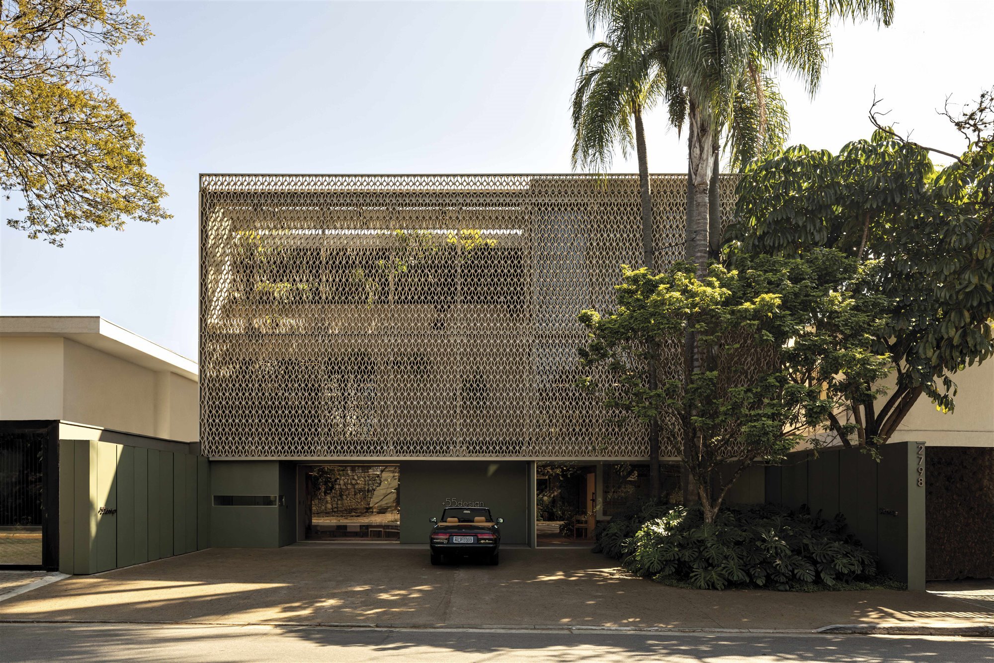 casa con fachada de celosia palmeras y coche de arthur casas