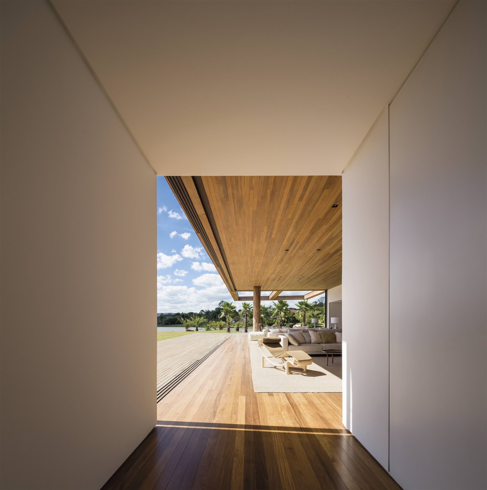 Casa FC en Itu terraza de madera con butacas de arthur casas
